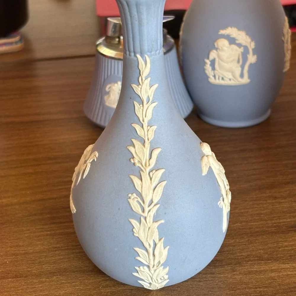 Wedgwood Light Blue Jasperware Dish with White Relief Accents - Picture 3 of 5